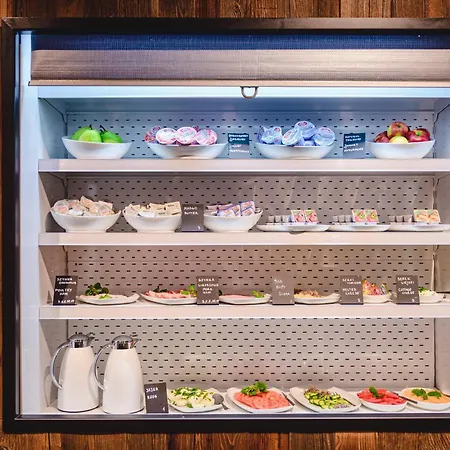 Hotel Moxy Airport 3*