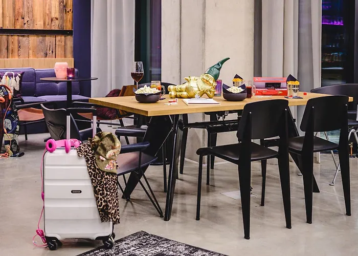 מלון Moxy Airport 3*