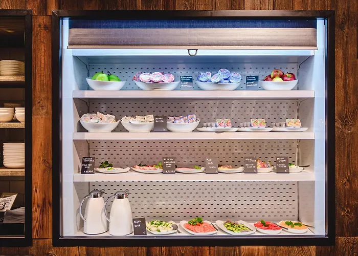 מלון Moxy Airport 3*