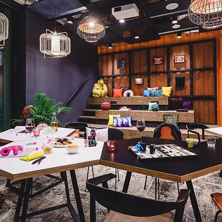 Moxy Airport