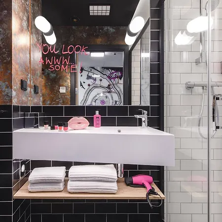 Moxy Airport فندق 3*