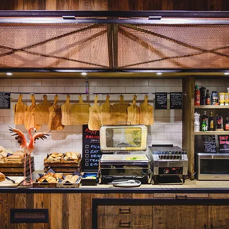 Moxy Airport Hotell Poznań