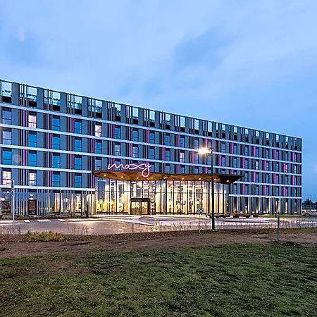 Moxy Airport بوزنان