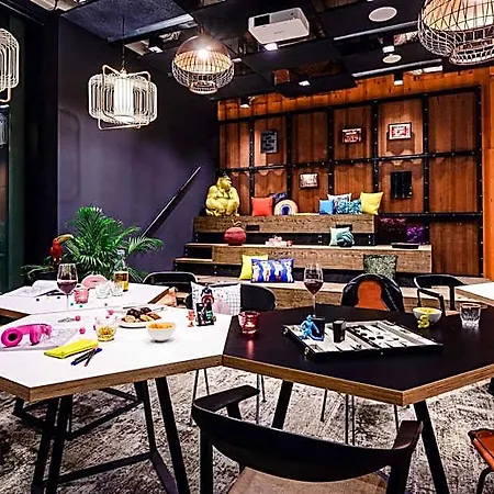 Moxy Airport فندق بوزنان