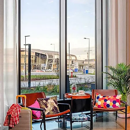 Moxy Airport