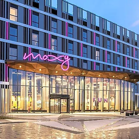 Moxy Airport فندق بوزنان
