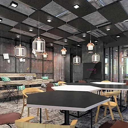 Moxy Airport فندق
