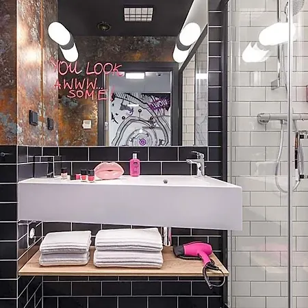 Moxy Airport فندق بوزنان