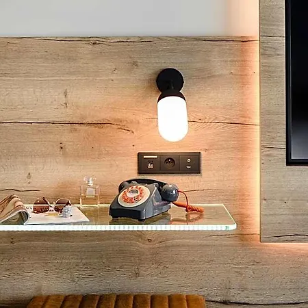 Moxy Airport 3* بوزنان