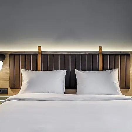 Moxy Airport 3* بوزنان