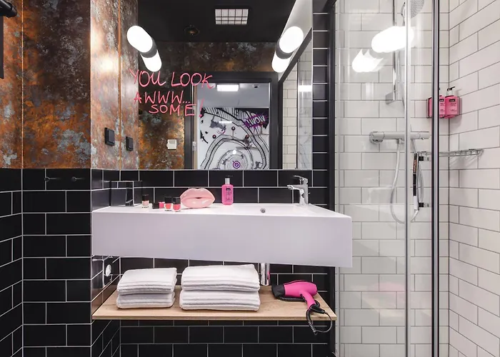 Moxy Airport Szálloda 3*